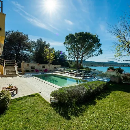 Barotul With Pool Vila