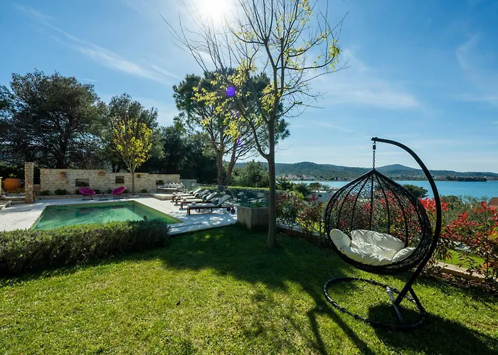 Vila Barotul With Pool