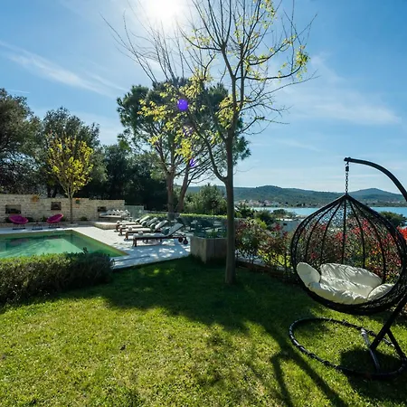 Villa Barotul With Pool